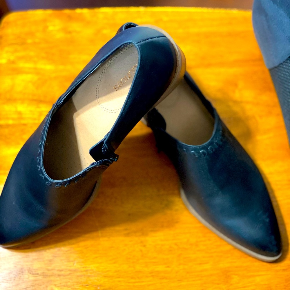 Black heel shoes